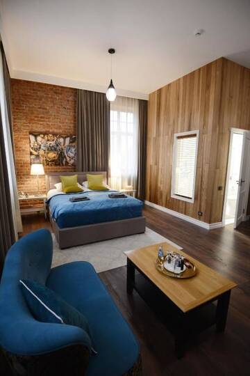 Фото номера Улучшенный номер с кроватью размера «king-size» Отель Bahnhofs hotel г. Алуксне 6