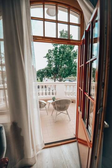 Фото номера Люкс с кроватью размера «king-size» и балконом Отель Bahnhofs hotel г. Алуксне 6