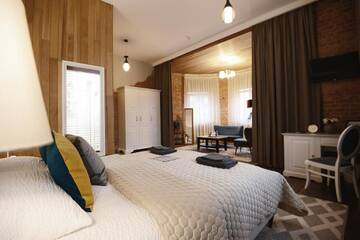 Фото номера Улучшенный номер с кроватью размера «king-size» Отель Bahnhofs hotel г. Алуксне 4